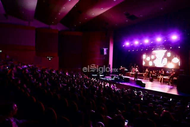 Rocío Banquells 'abraza' a laguneros, presenta 'mágico' concierto en el Teatro Nazas