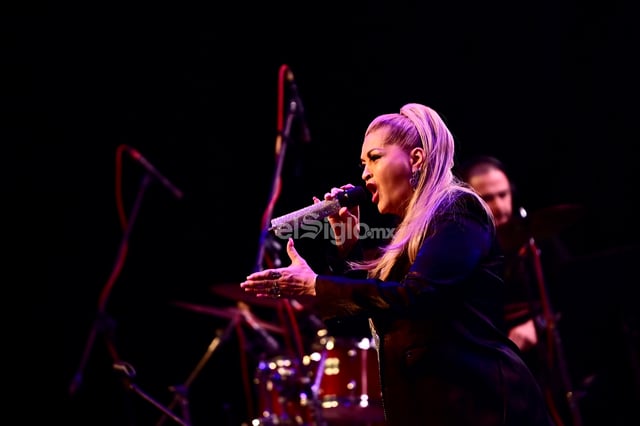 Rocío Banquells 'abraza' a laguneros, presenta 'mágico' concierto en el Teatro Nazas