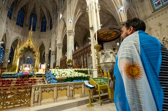 Miles lloran la muerte del Papa Francisco Miles lloran la muerte del Papa Francisco