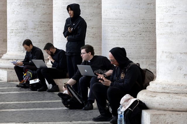 Sale humo negro de chimenea del Vaticano, cónclave no elige papa en primeras tres votaciones