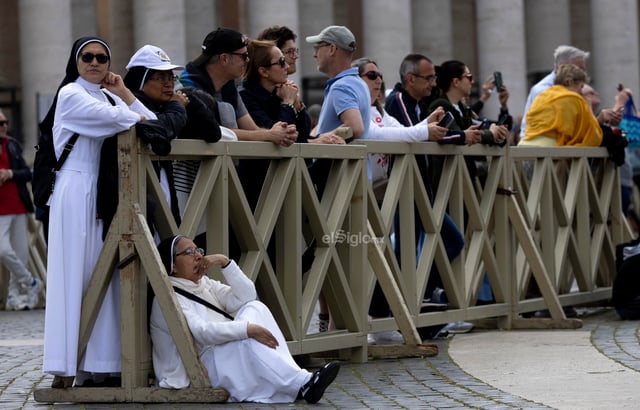 Sale humo negro de chimenea del Vaticano, cónclave no elige papa en primeras tres votaciones