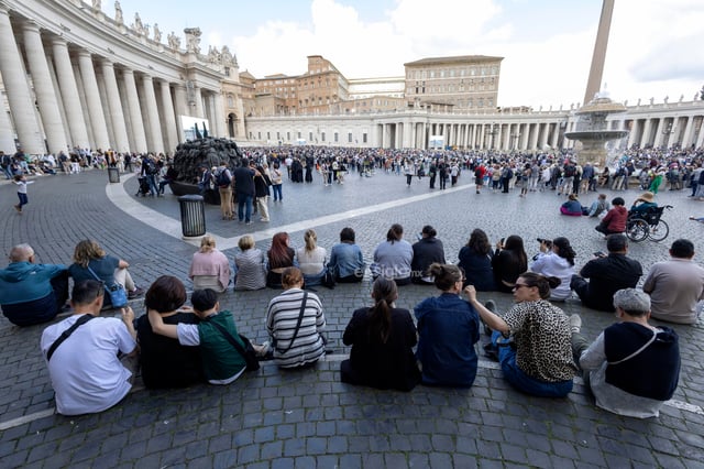 Sale humo negro de chimenea del Vaticano, cónclave no elige papa en primeras tres votaciones