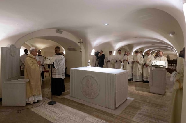 'Nunca más la guerra', clama el papa León XIV al dirigir rezo en plaza de San Pedro