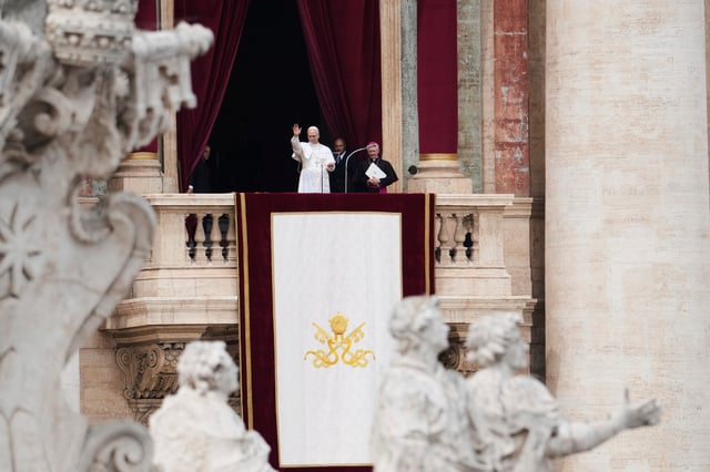 'Nunca más la guerra', clama el papa León XIV al dirigir rezo en plaza de San Pedro