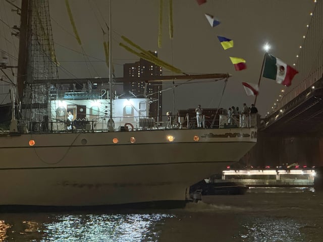 Choque del Buque Cuauhtémoc contra el puente de Brooklyn en Nueva York Choque del Buque Cuauhtémoc contra el puente de Brooklyn en Nueva York
