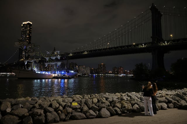 Choque del Buque Cuauhtémoc contra el puente de Brooklyn en Nueva York Choque del Buque Cuauhtémoc contra el puente de Brooklyn en Nueva York