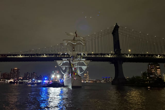 Choque del Buque Cuauhtémoc contra el puente de Brooklyn en Nueva York Choque del Buque Cuauhtémoc contra el puente de Brooklyn en Nueva York
