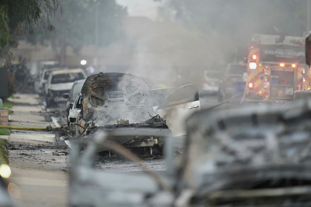 Mueren varias personas al estrellarse avioneta en San Diego; destruye viviendas y vehículos Mueren varias personas al estrellarse avioneta en San Diego; destruye viviendas y vehículos