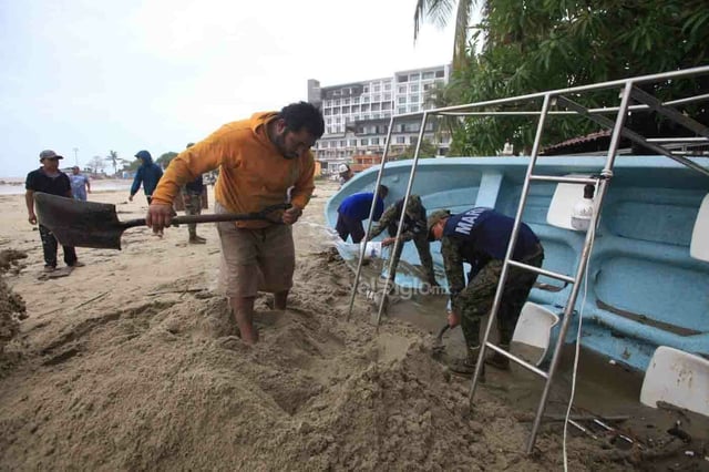 EUM20250619NAC13.JPG
OAXACA, Oax. Hurricane/Huracán-Oaxaca.- Jueves, 19 de junio de 2025. Elementos de la Marina ayudan en trabajos de limpieza y sacar embarcaciones enterradas en la playa, luego del paso del huracán 'Erick'. Foto: Agencia EL UNIVERSAL/Edwin Hernández/EMG