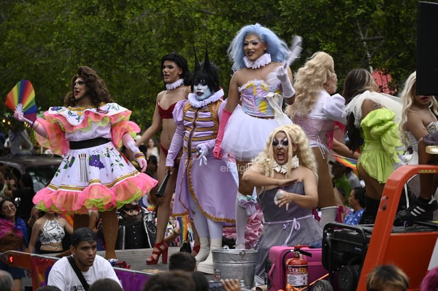 Cientos toman las calles para celebrar el Día del Orgullo LGBTI Cientos toman las calles para celebrar el Día del Orgullo LGBTI