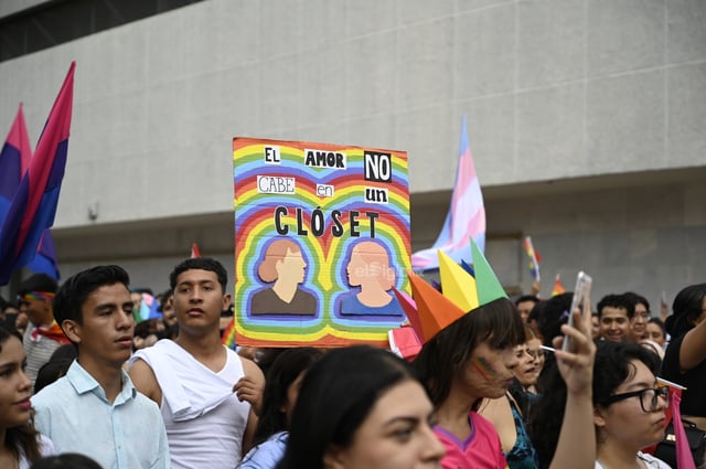 Cientos toman las calles para celebrar el Día del Orgullo LGBTI Cientos toman las calles para celebrar el Día del Orgullo LGBTI