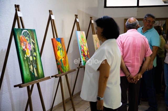 Artista laguneros plasman su 'Universo de colores' en galería de la UAdeC