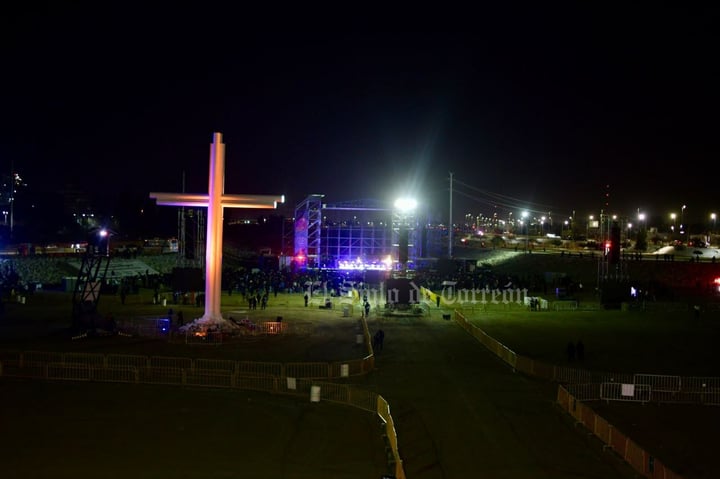 Desorganización marca concierto de Julión Álvarez en vado del Río Nazas