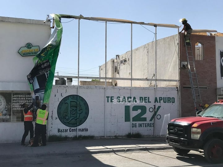 Cae anuncio espectacular de Alsuper Nazas en Torreón