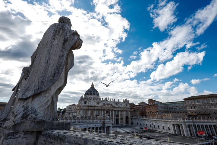 Cardenales se reúnen en cónclave para elegir al sucesor del papa Francisco