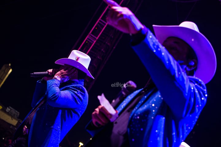 Maestros laguneros bailan al ritmo de Tropicalísimo Apache, La Firma y Los Invasores de Nuevo León