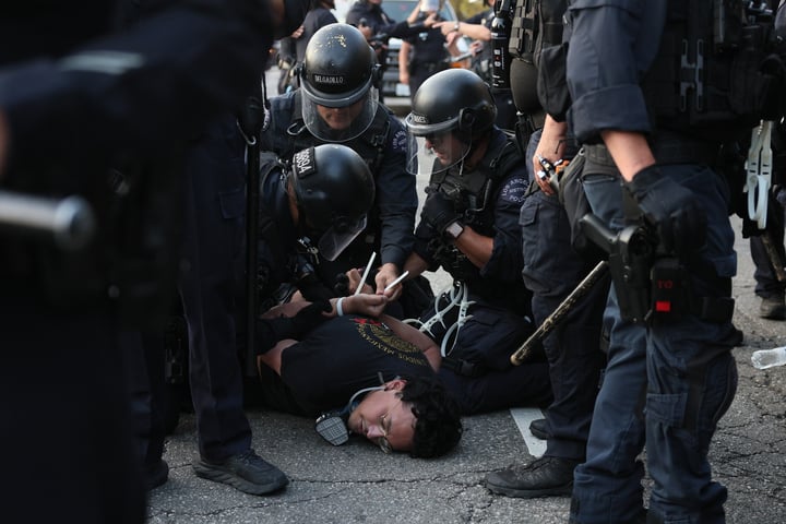 Crecen redadas y protestas en Los Angeles