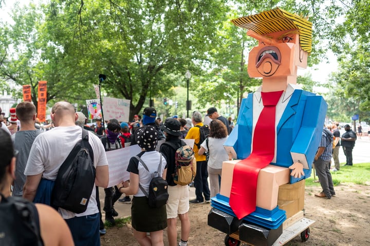 Multitudinarias manifestaciones en EUA 'No Kings'
