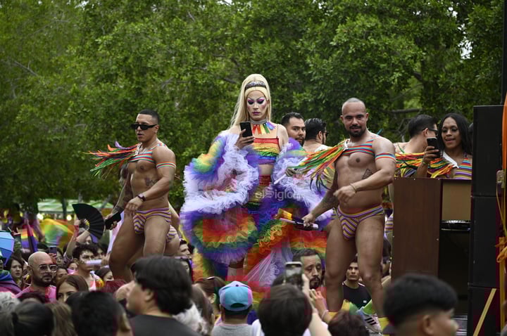 Cientos toman las calles para celebrar el Día del Orgullo LGBTI