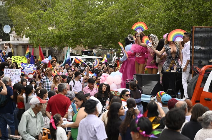 Cientos toman las calles para celebrar el Día del Orgullo LGBTI