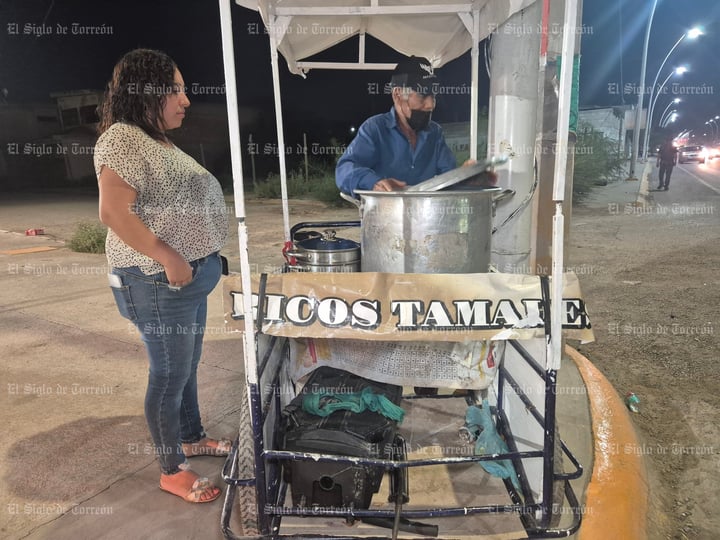 Entre laguneros nos apoyamos, dice abuelito vendedor de tamales que se viralizó durante lluvias