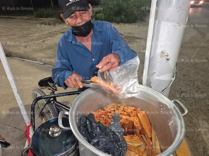Entre laguneros nos apoyamos, dice abuelito vendedor de tamales que se viralizó durante lluvias