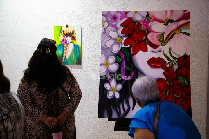 Artista laguneros plasman su 'Universo de colores' en galería de la UAdeC