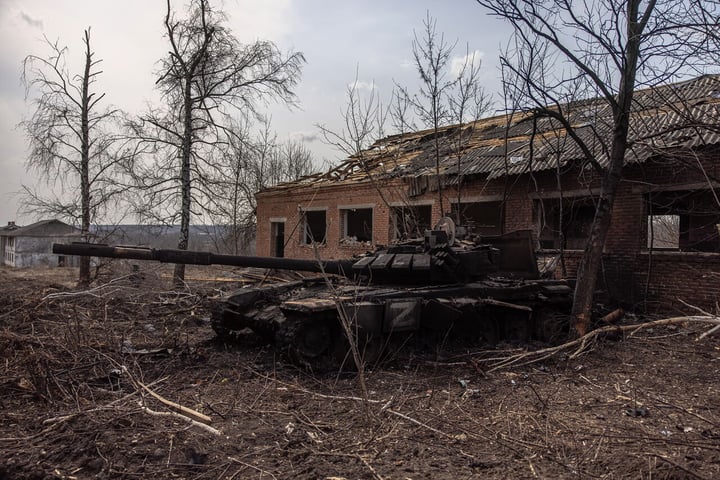 Las autoridades han recordado que aún es pronto para volver a las zonas liberadas ya que los rusos han minado terrenos en su repliegue. (ARCHIVO)