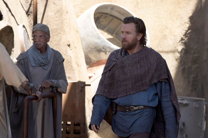  Fotograma cedido por Lucas Film donde aparece el actor Ewan McGregor como Obi-Wan Kenobi durante una escena de un episodio de la serie 'Obi-Wan Kenobi' que se estrena este viernes en Disney+. 