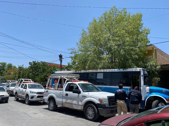 El autobús de pasajeros se impactó contra un vehículo en el sector Centro de Gómez Palacio. (EL SIGLO DE TORREÓN)