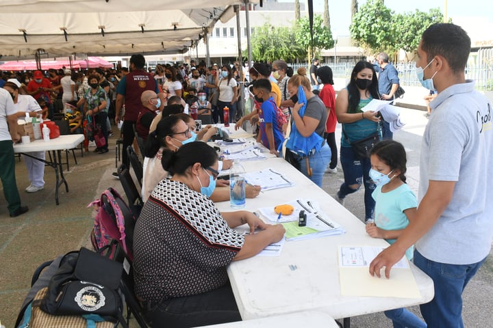 Con gran afluencia, esta semana inició el proceso de vacunación al rango de 5 a 11 años de Torreón. (EL SIGLO DE TORREÓN)