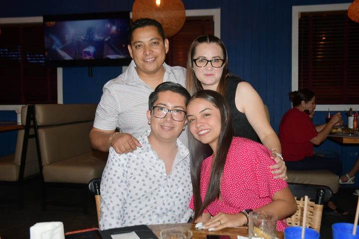 Festejo de cumpleaños de Jennifer Luna acompañada de su esposo Víctor Vido y amigos Erika Salazar y Eber Ríos (FERNANDO COMPEÁN)
