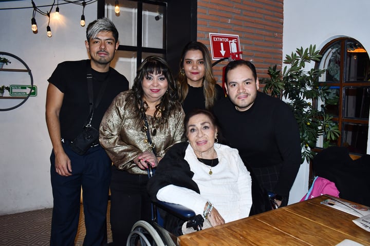 Josefina García Parral, Alexis Díaz, Liliana Rodríguez, Andrea y Hernesto Díaz (EL SIGLO DE TORREÓN / FERNANDO COMPEÁN)