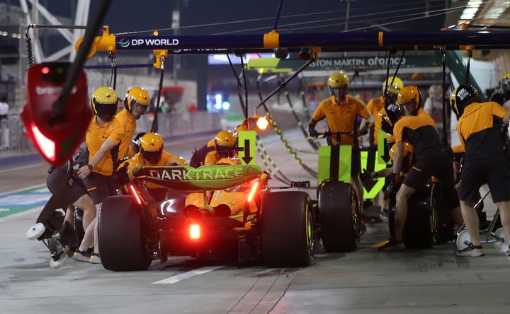 Mecánicos trabajan en el auto de Oscar Piastri de McLaren. (EFE)