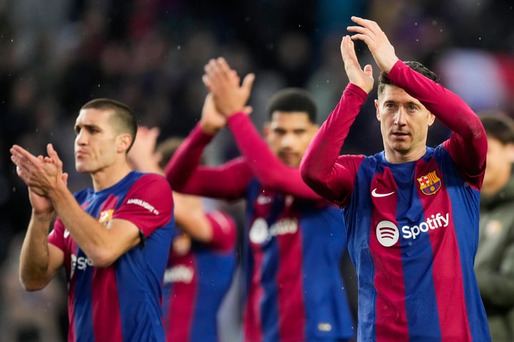 Los jugadores del Barcelona celebran su victoria tras el partido de LaLiga entre el Barcelona y el Getafe, este sábado en el estadio de Montjuich, en Barcelona. (EFE)