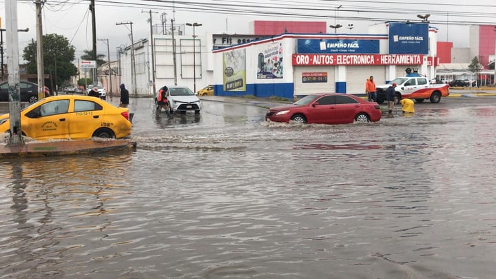 Inundaciones por las lluvias en Diagonal Las Fuentes. (ARCHIVO)