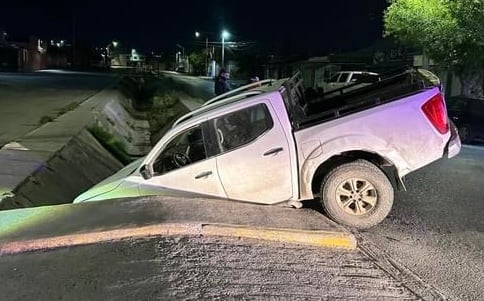 Camioneta Nissan Frontier accidentada. (EL SIGLO DE TORREÓN)