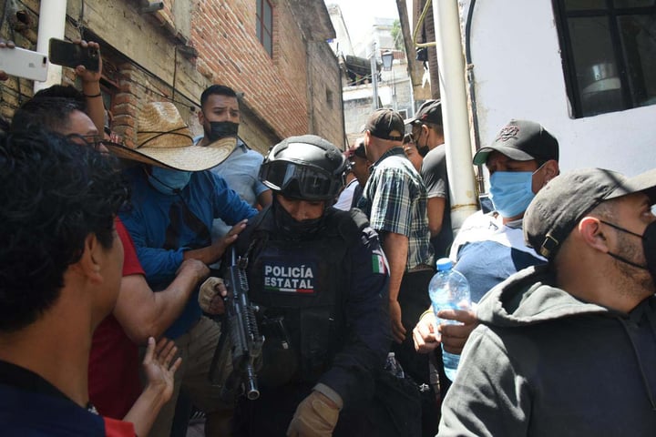 Policías durante las protestas que derivaron en el linchamiento de una mujer que presuntamente secuestró a una niña en Taxco. (AGENCIAS)