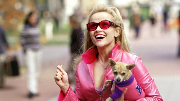 Reese Witherspoon está desarrollando una serie de televisión junto a Amazon sobre su icónica película 'Legally Blonde', que protagonizó en 2001, informaron este jueves medios especializados estadounidenses.