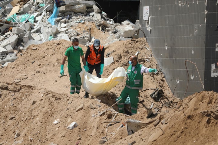 Recuperación de cuerpos en los alrededores del hospital Al Shifa en Gaza. (ARCHIVO)