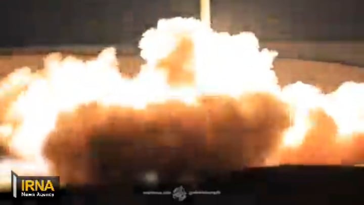Captura de vídeo de IRNA que muestra el momento en el que la Fuerza Aeroespacial del Cuerpo de la Guardia Revolucionaria Islámica lanza los misiles balísticos en la operación del sábado contra Israel. (EFE)