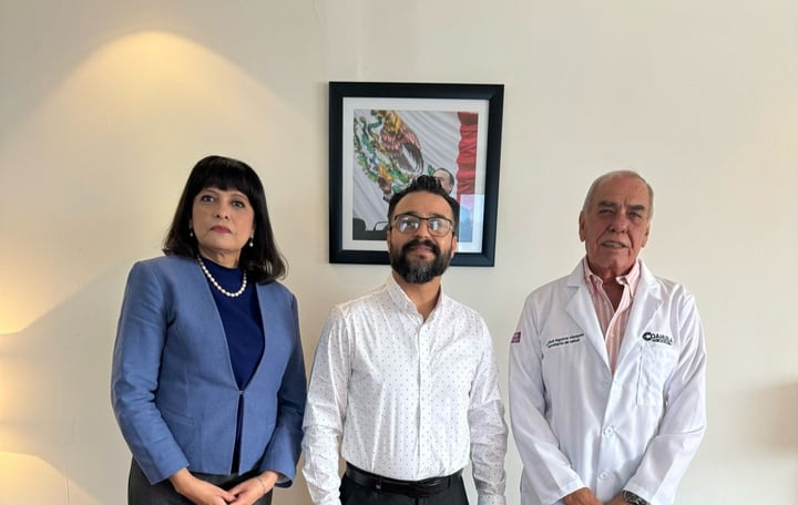El secretario de Salud, Eliud Aguirre Vázquez, otorgó a Miguel Ángel González Soto, el nombramiento como nuevo director del Hospital Materno Infantil de Saltillo. (ISABEL AMPUDIA)