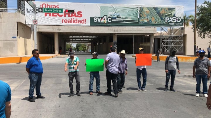 Un grupo de ladrilleros del ejido Santa Fe bloqueó la circulación por la avenida Allende y la calle Ramón Corona. (FERNANDO COMPEÁN)