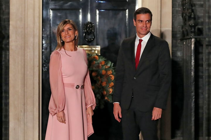 El presidente del Gobierno español Pedro Sánchez y su esposa Begoña Gómez. (AP)