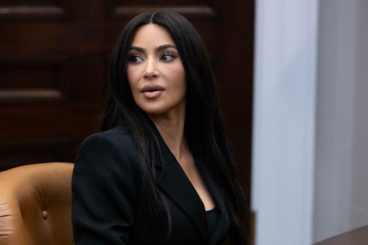 Kim Kardashian participó este jueves en un acto en la Casa Blanca con la vicepresidenta, Kamala Harris, para hablar sobre las personas perjudicadas por el sistema judicial  (FOTO: EFE/EPA/MICHAEL REYNOLDS / POOL)