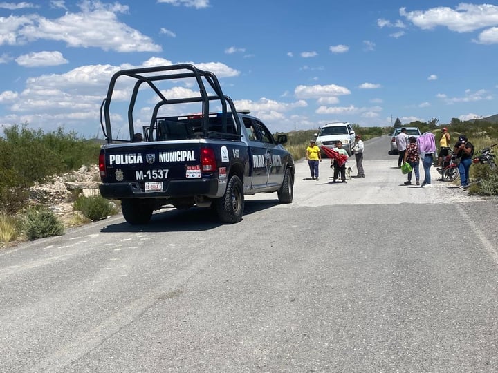 Ciclista circulaba sobre la carretera al ejido Tanque de Emergencia, a unos 3 kilómetros de la carretera a Zacatecas cuando colapsó y murió. (EL SIGLO DE TORREÓN)