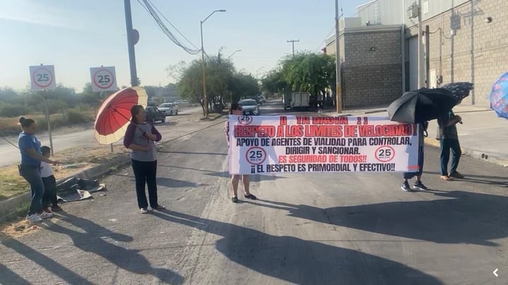 Vecinos de las colonias Torreón 2000 y El Siglo de Torreón cerraron por varios minutos la circulación del bulevar De Los Grandes Pintores. (MA. ELENA HOLGUÍN)