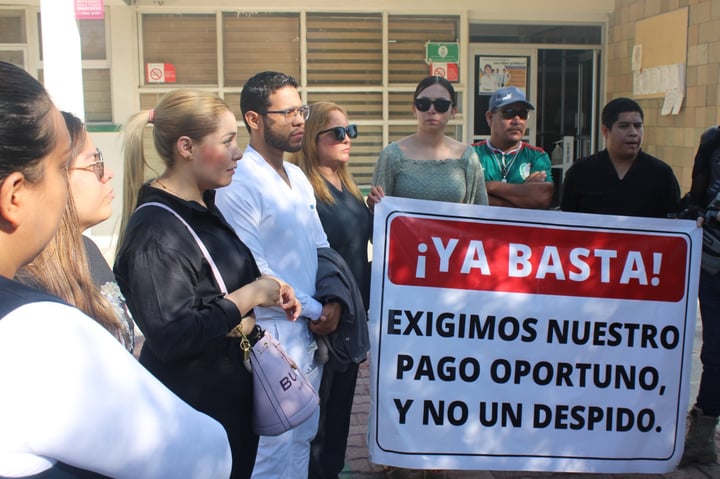 Personal de salud se manifiesta en Torreón para exigir pago de nómina y que cesen despidos
