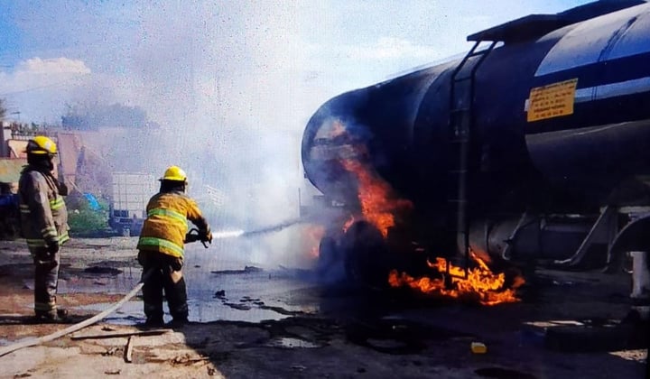 Se incendia pipa con 30 mil litros de Asfalto en Gómez Palacio