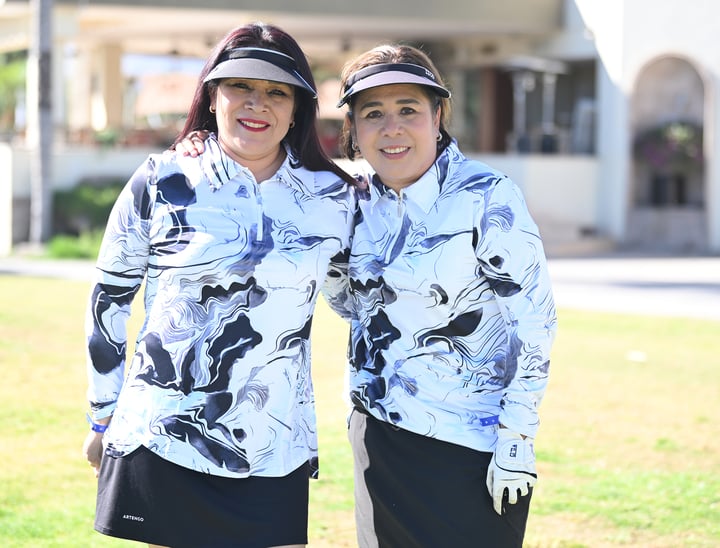 Disfrutan del golf con amigos